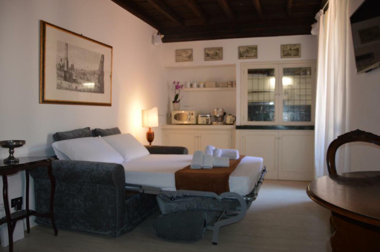 Historic Center - Elegant With Charming Antiques - Raffaello Rom
