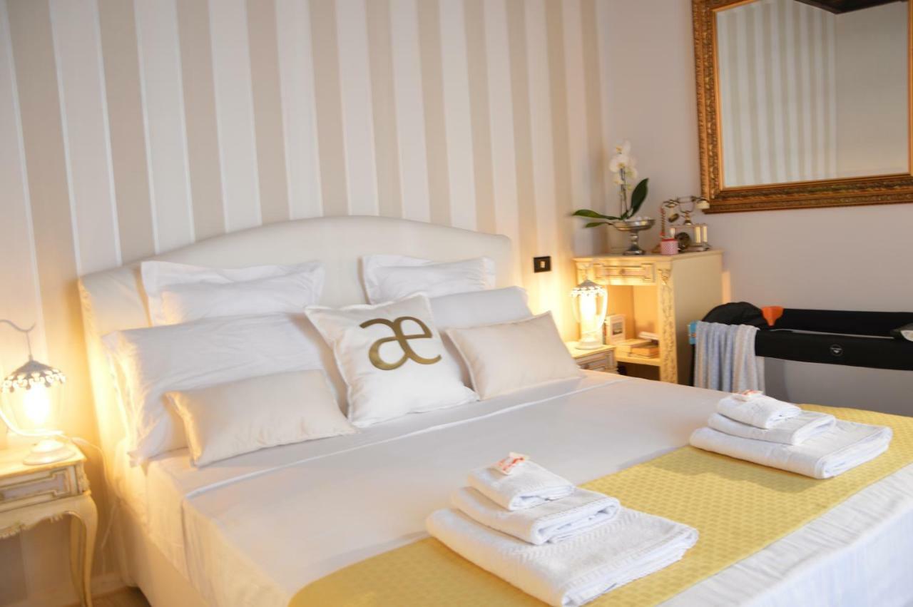 Historic Center - Elegant With Charming Antiques - Raffaello Apartment