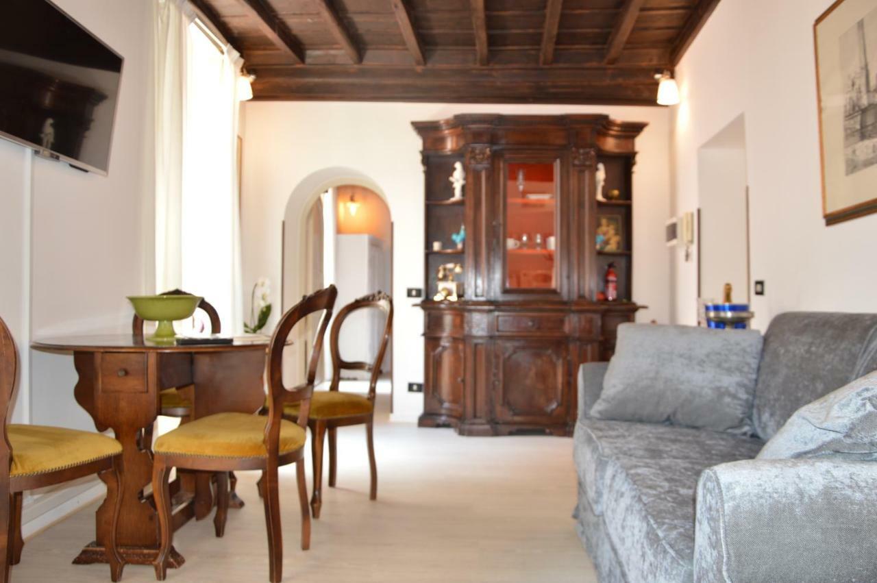 Historic Center - Elegant With Charming Antiques - Raffaello Apartment *