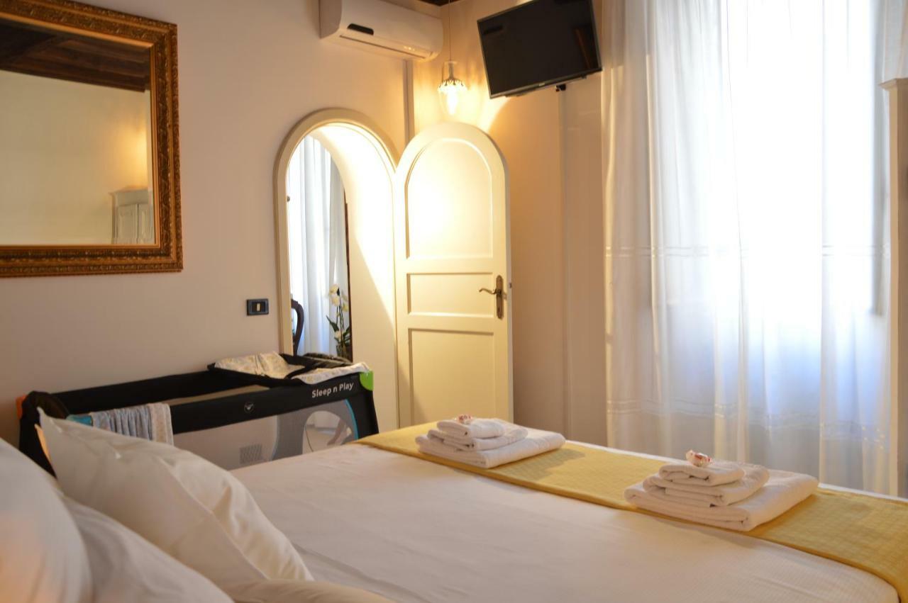 Historic Center - Elegant With Charming Antiques - Raffaello Apartment Rom