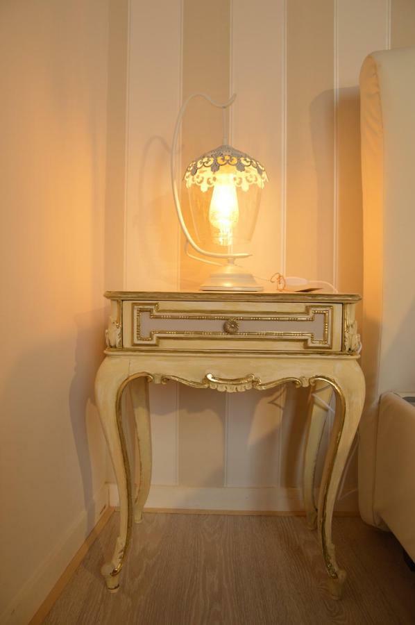 Apartment Historic Center - Elegant With Charming Antiques - Raffaello *