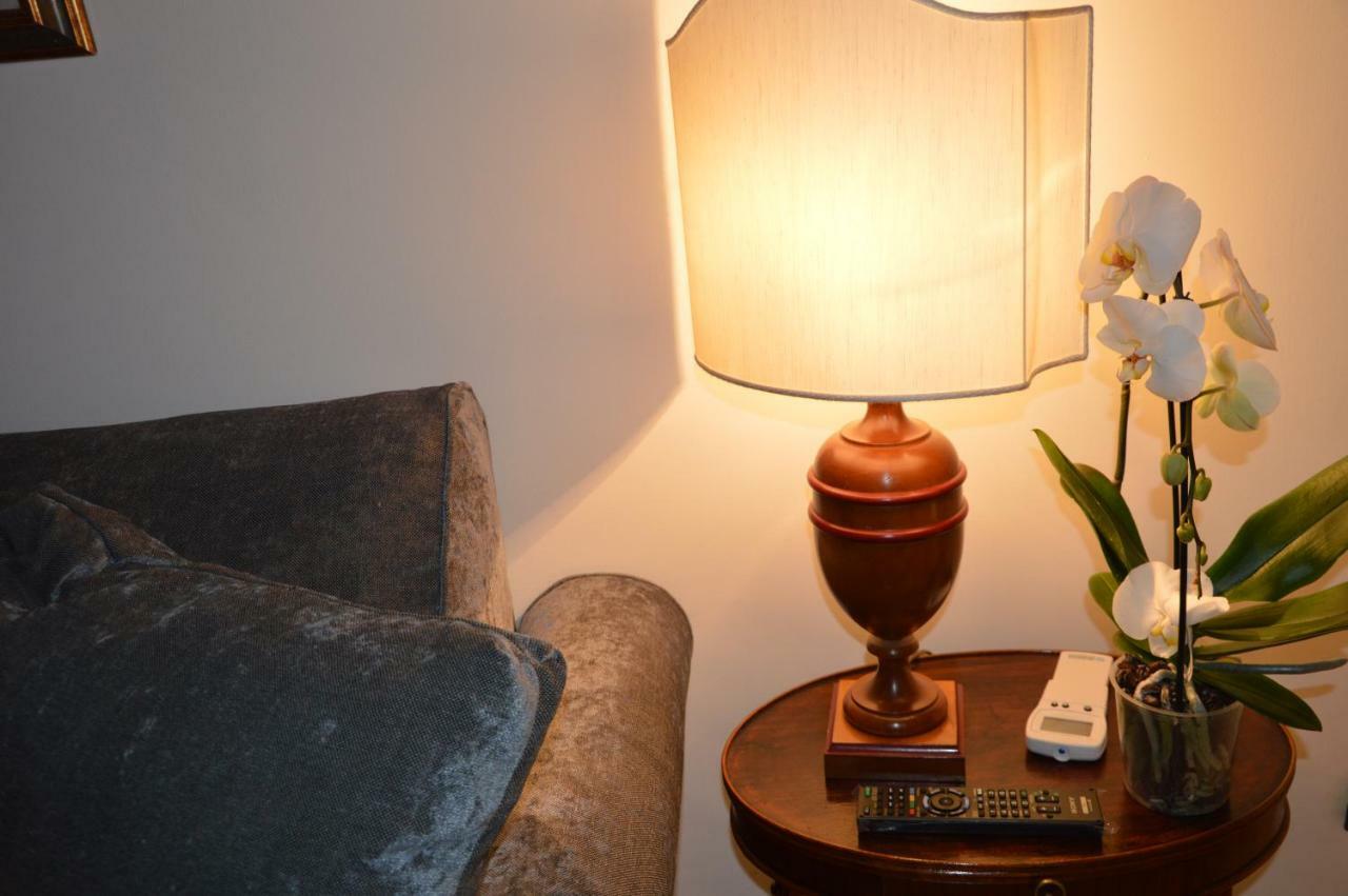 Historic Center - Elegant With Charming Antiques - Raffaello Apartment *