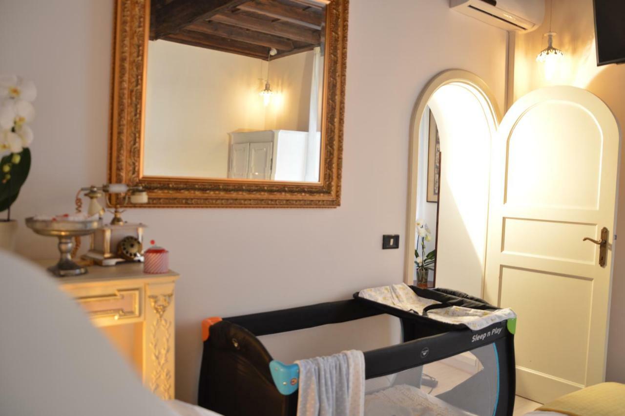 Historic Center - Elegant With Charming Antiques - Raffaello Apartment