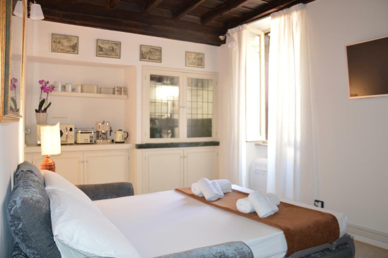 Historic Center - Elegant With Charming Antiques - Raffaello Apartment