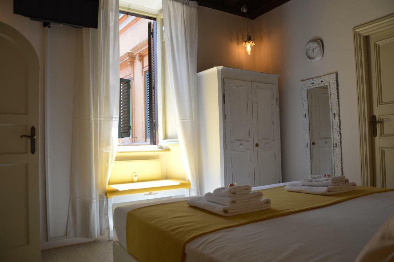 Historic Center - Elegant With Charming Antiques - Raffaello Apartment