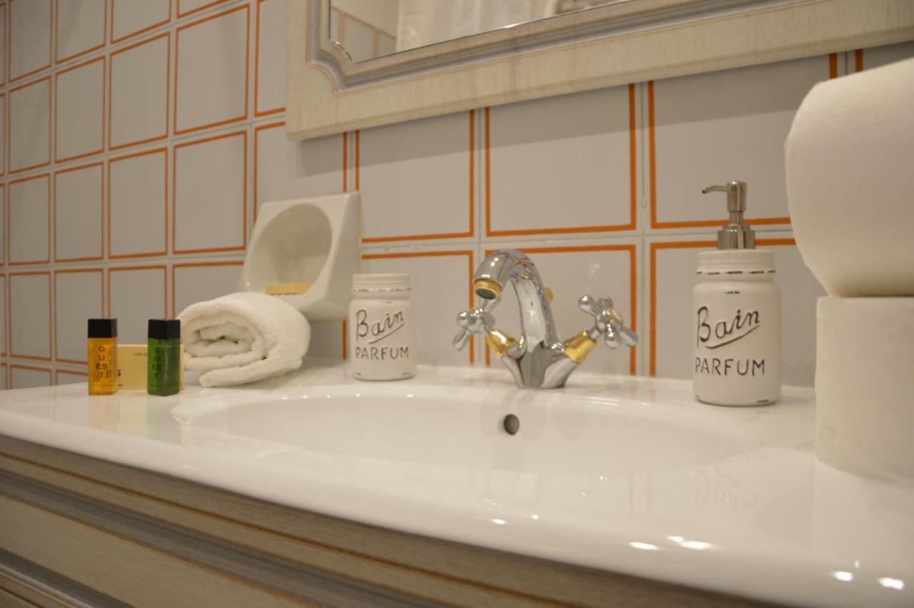 Historic Center - Elegant With Charming Antiques - Raffaello Apartment *