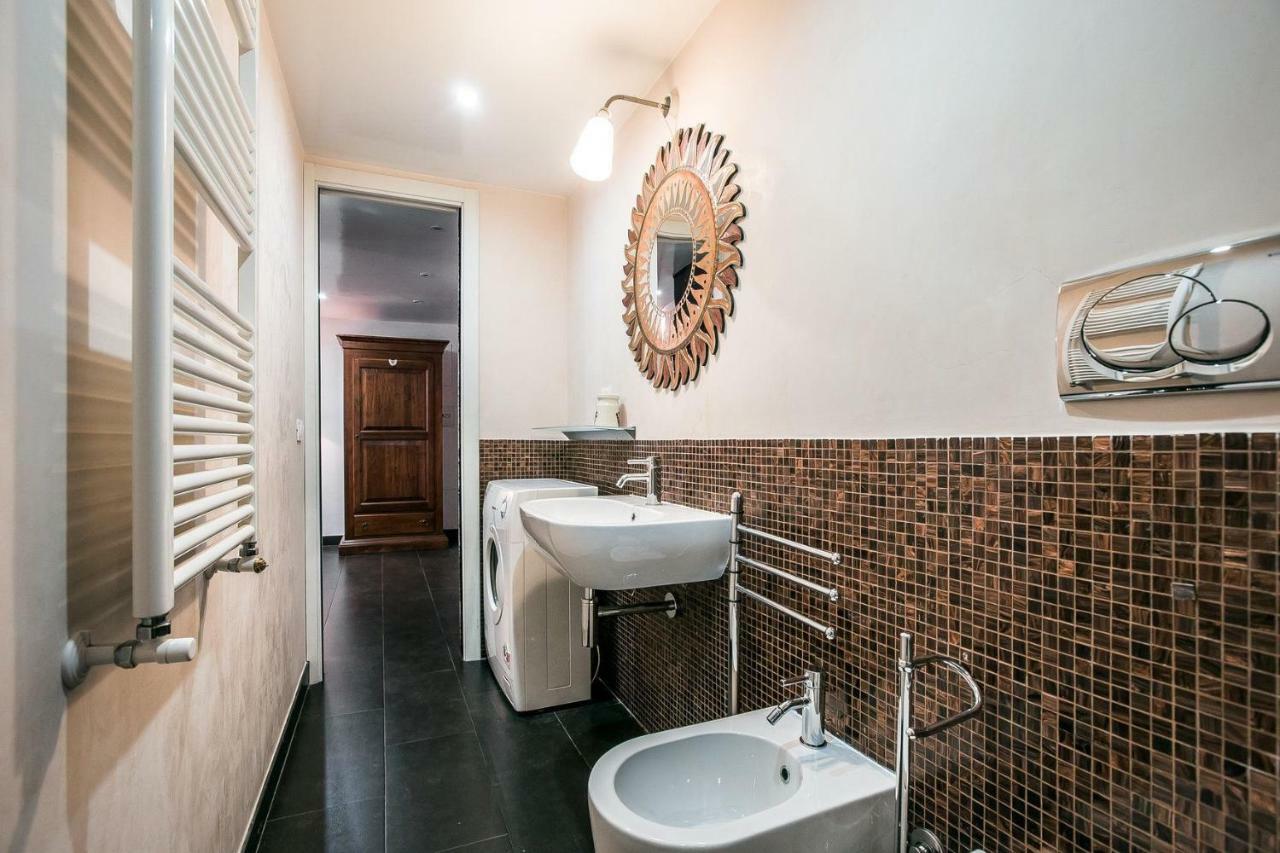 Apartment In Front Of Coliseum Rome