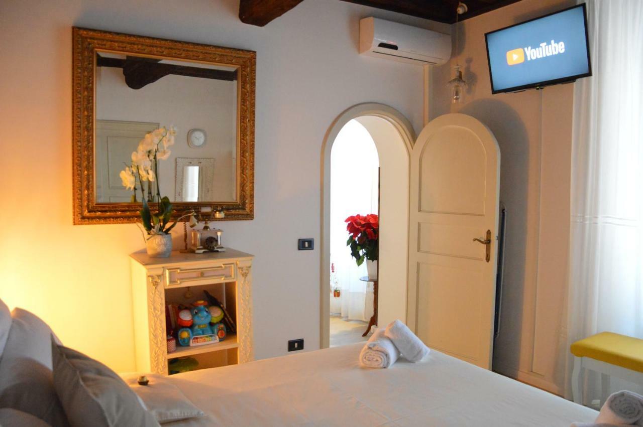 Apartment Historic Center - Elegant With Charming Antiques - Raffaello Rom