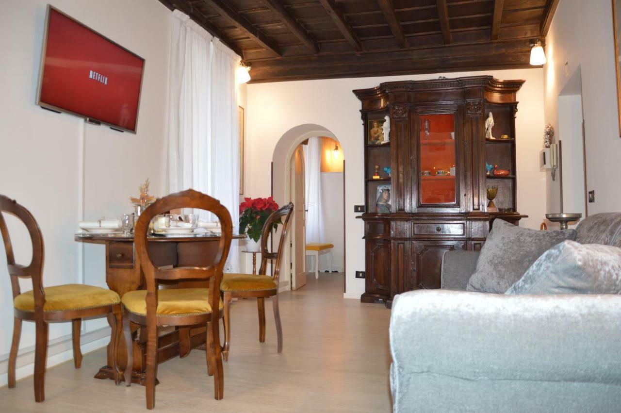 Historic Center - Elegant With Charming Antiques - Raffaello Apartment *
