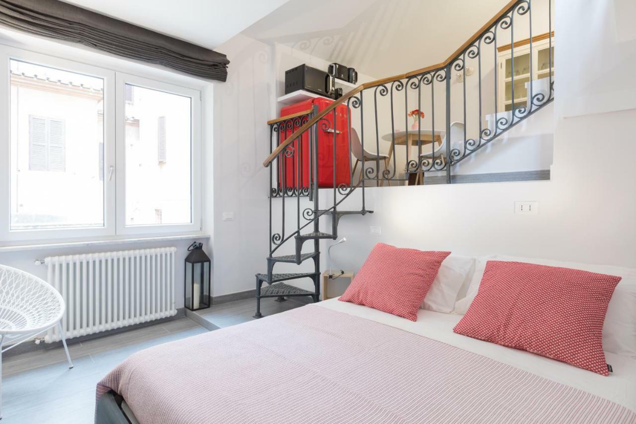 Quiet Pied A Terre With Terrace In Borgo Pio Roma