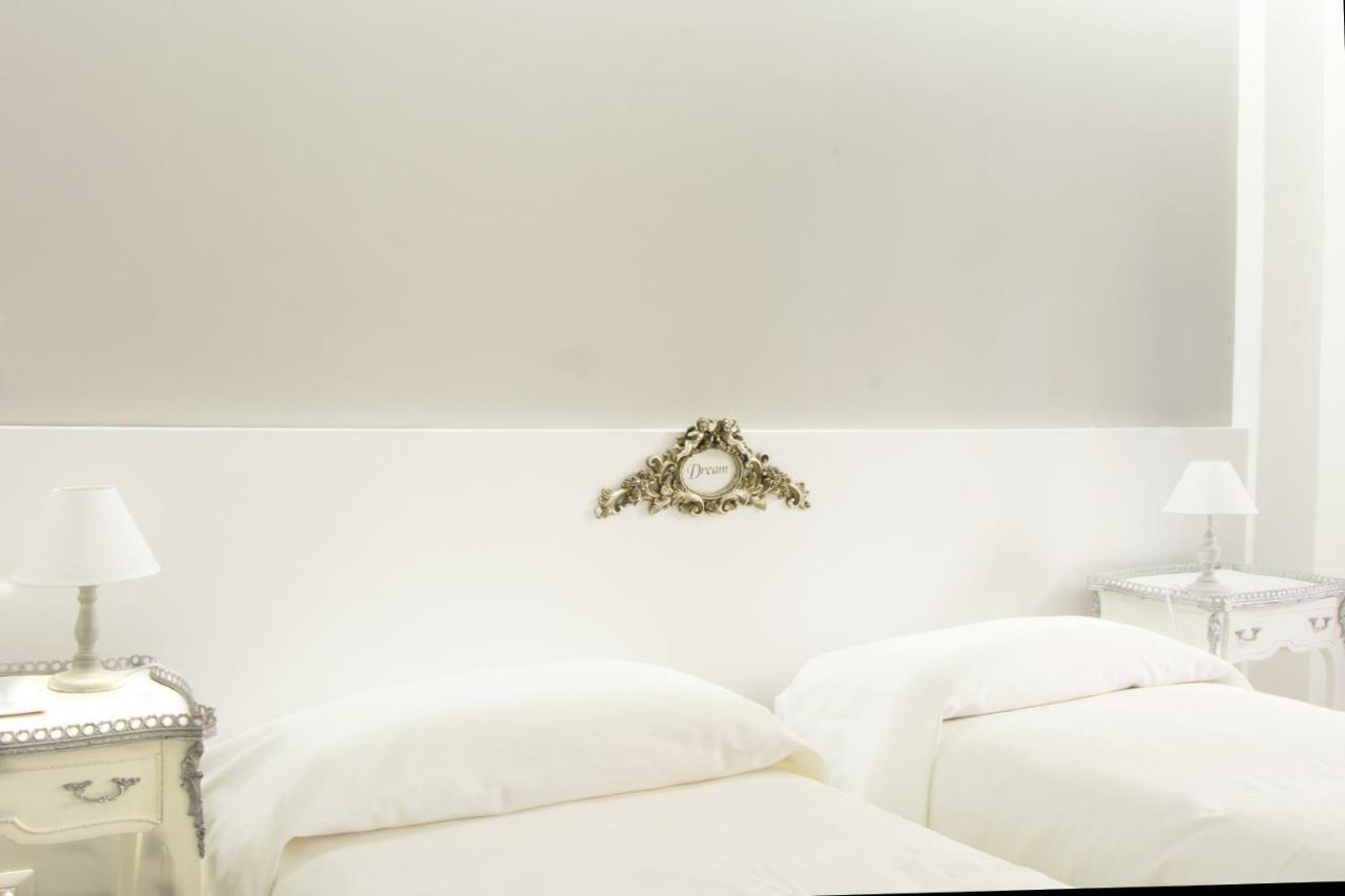 Gens Claudia, Vatican Luxury Apartment