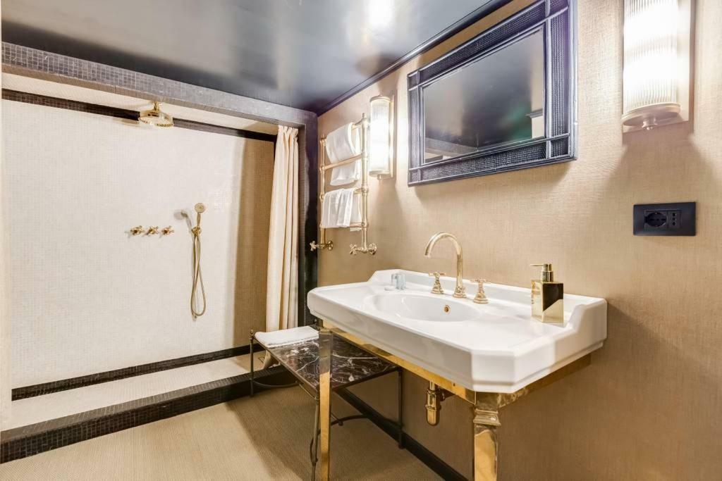 Luxurious Loft Facing The Pantheon Roma
