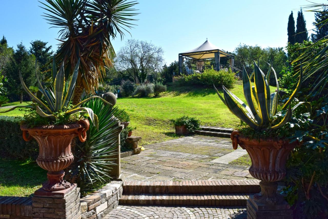 Anaida Villa *
