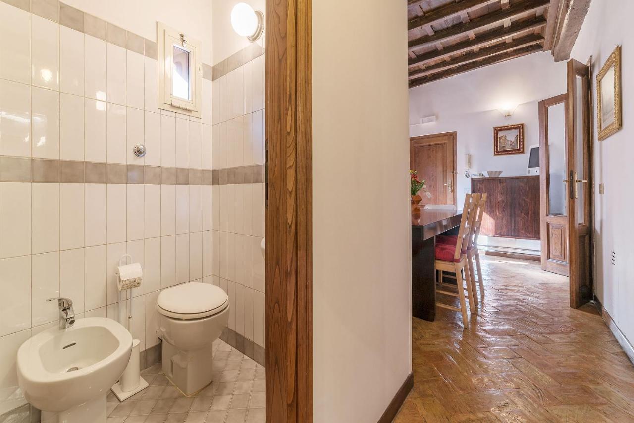 By The Charming Piazza Navona - Fromhometorome Roma