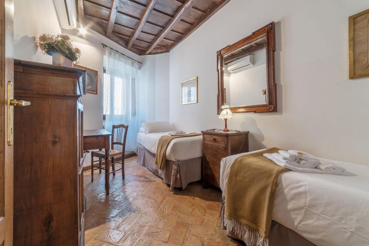By The Charming Piazza Navona - Fromhometorome Roma