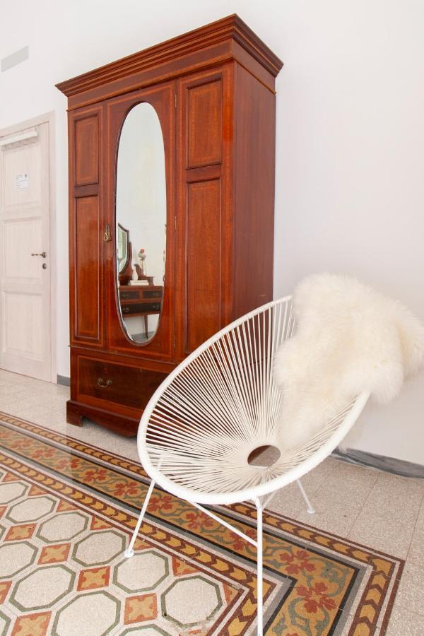 Modern Comfort, Poetic Charm