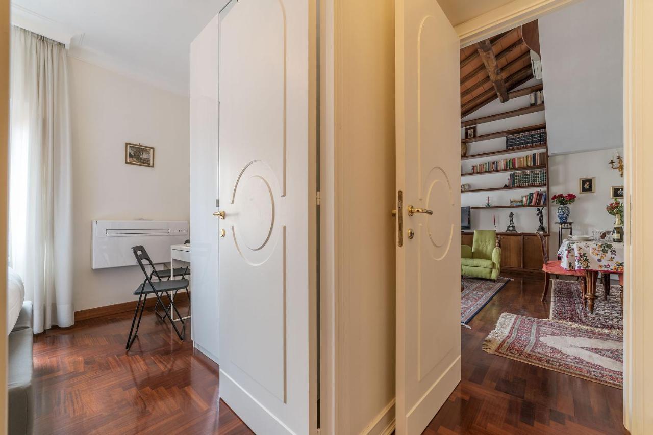Quiet And Classic On Two Floors, By Trevi Fountain - Fromhometorome Roma