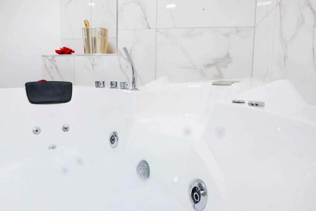 White Panoramic Jacuzzi Trastevere - Collection *