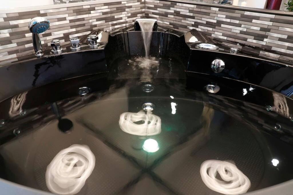 Black Enchanting Jacuzzi Trastevere - Collection Roma