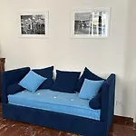 Cri\'S House