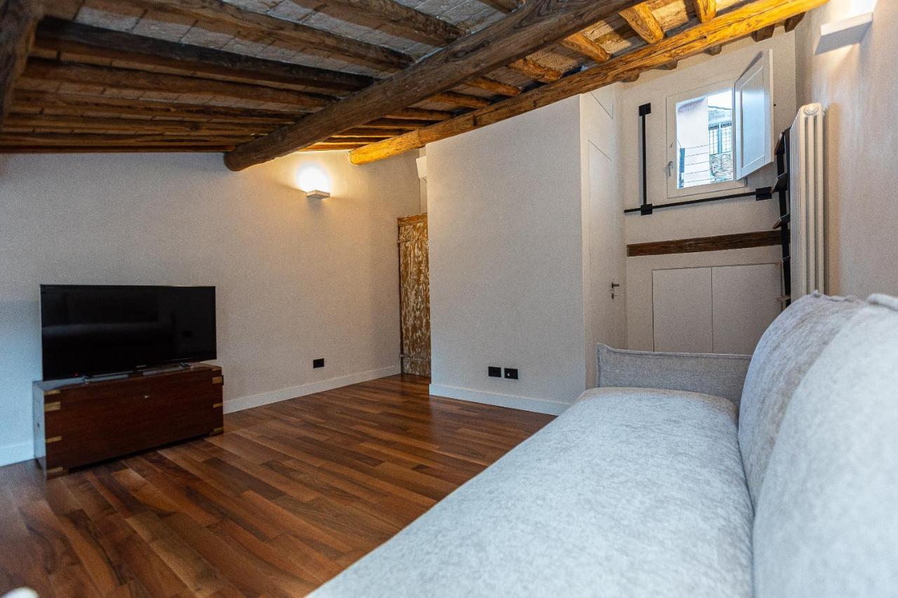 Coronari-rental In Appartamento