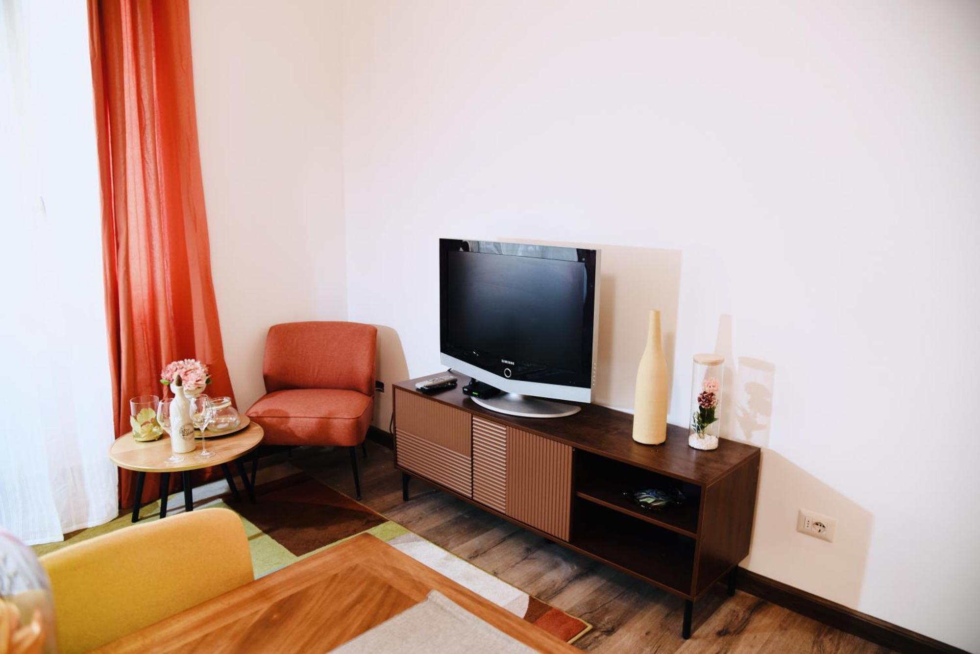 Cozy And Elegant In Apartment *