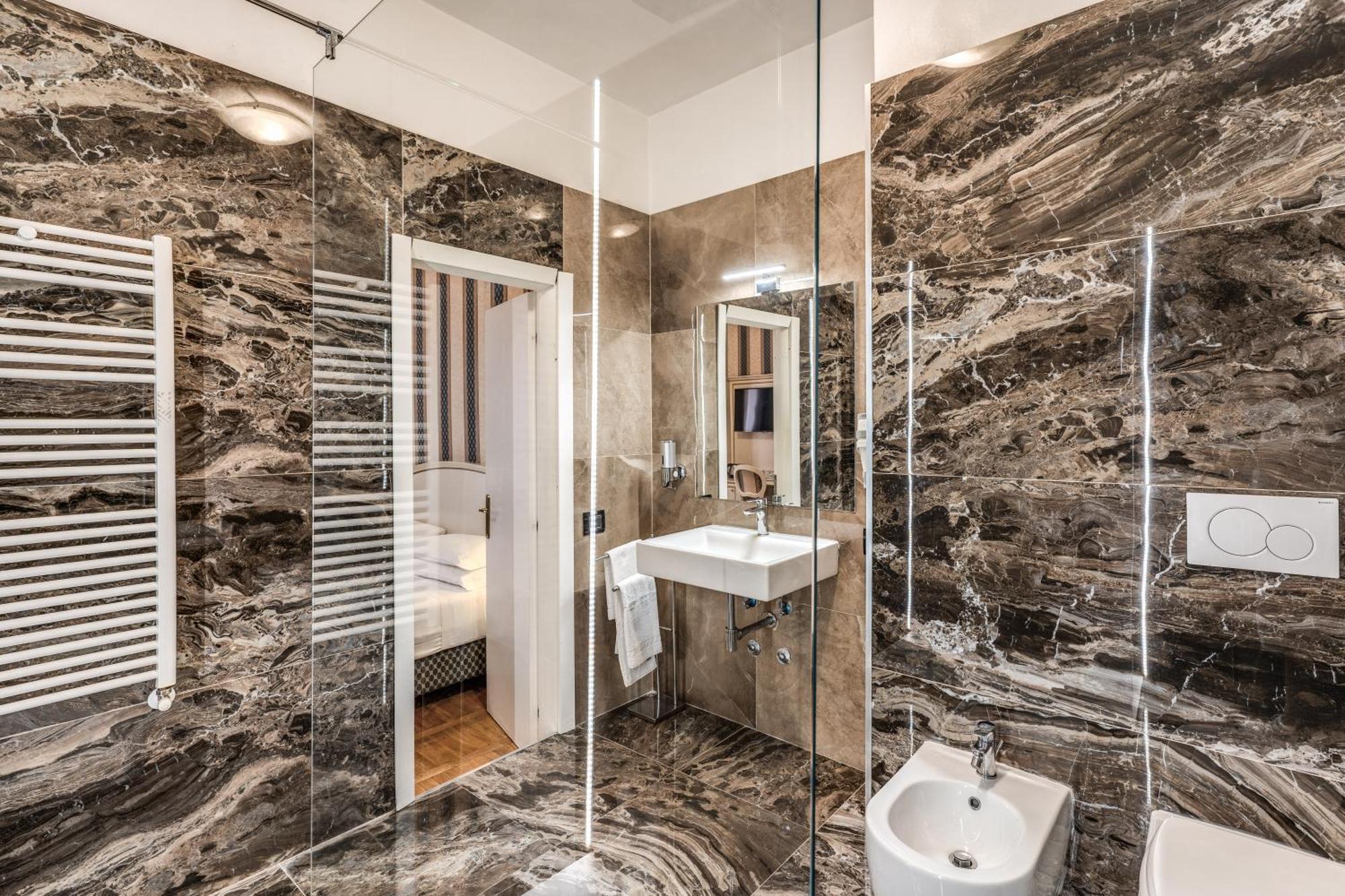 Hotel Relais Fontana Di Trevi 3*