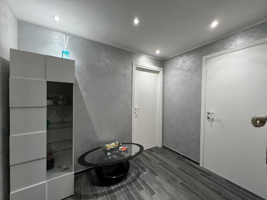 Nathan House, Due * Rom