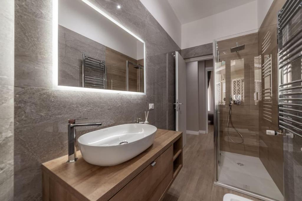 Domus 124, Elegant Comfort With Parking * Roma