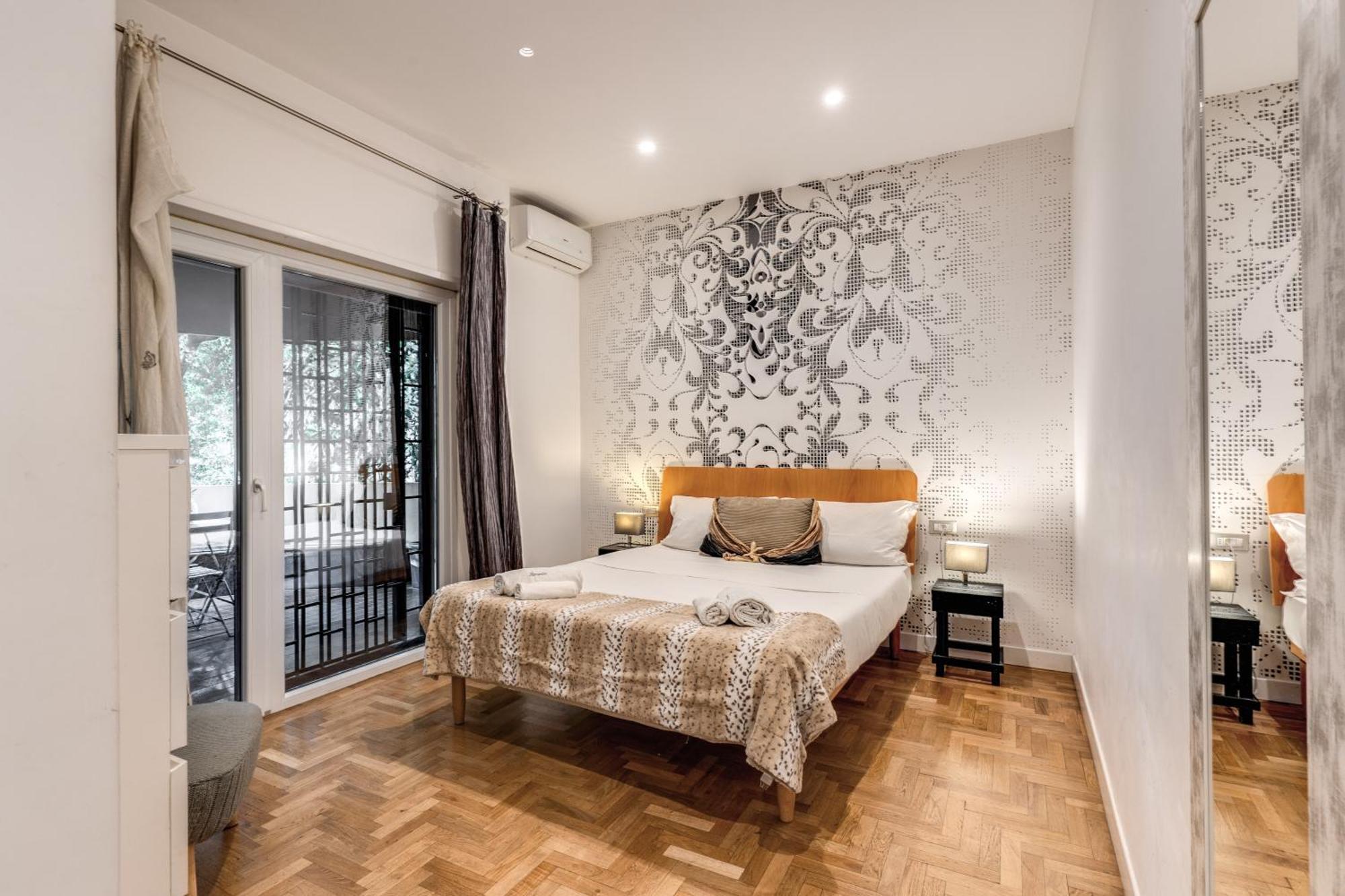 Romantic Piccolomini Lux Rom