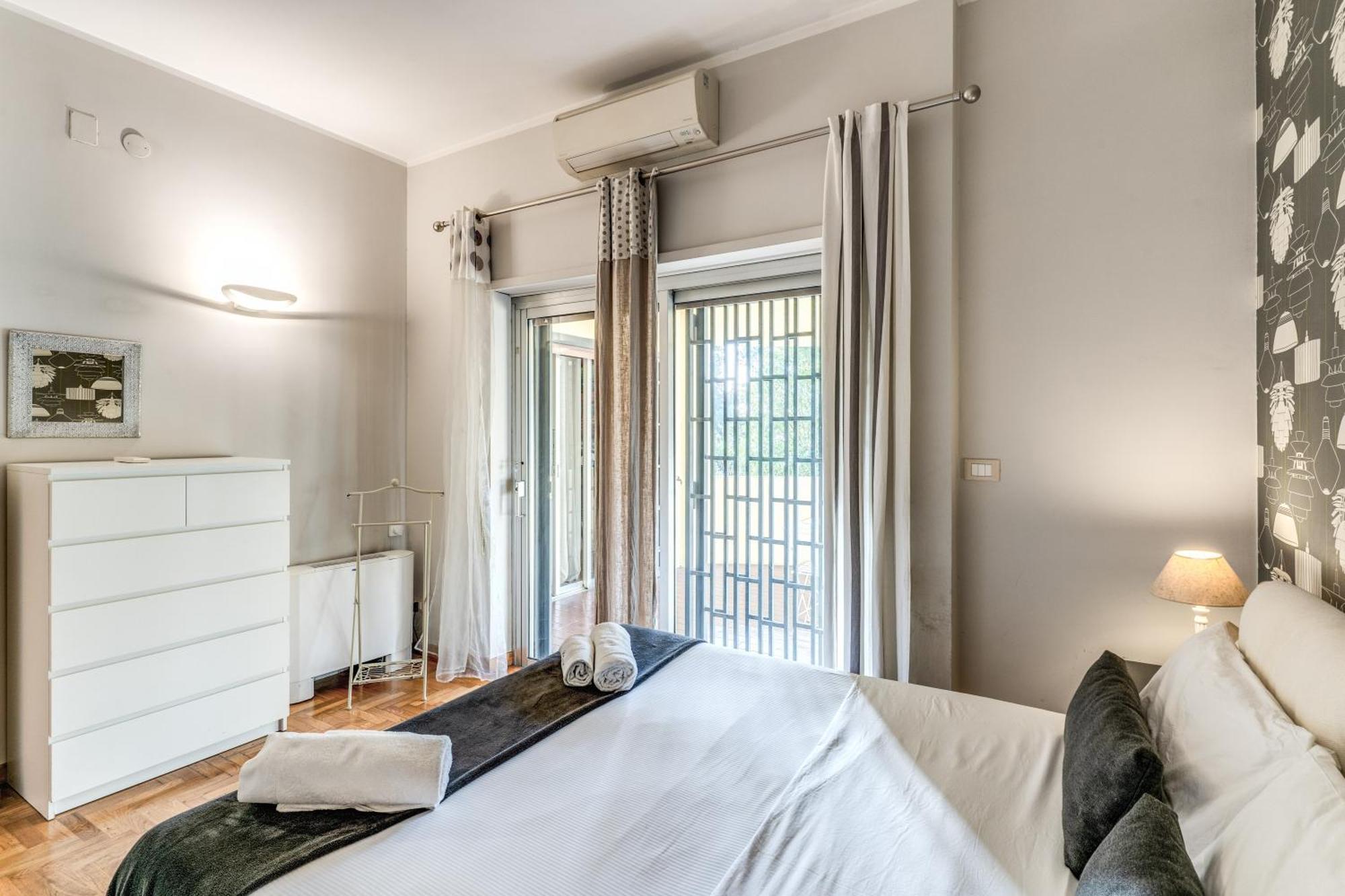Romantic Piccolomini Lux Rom