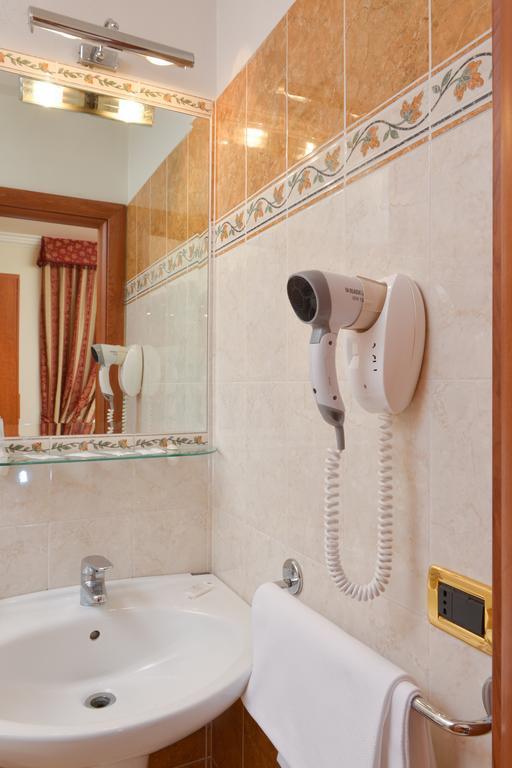 Chicago Hotel 2*