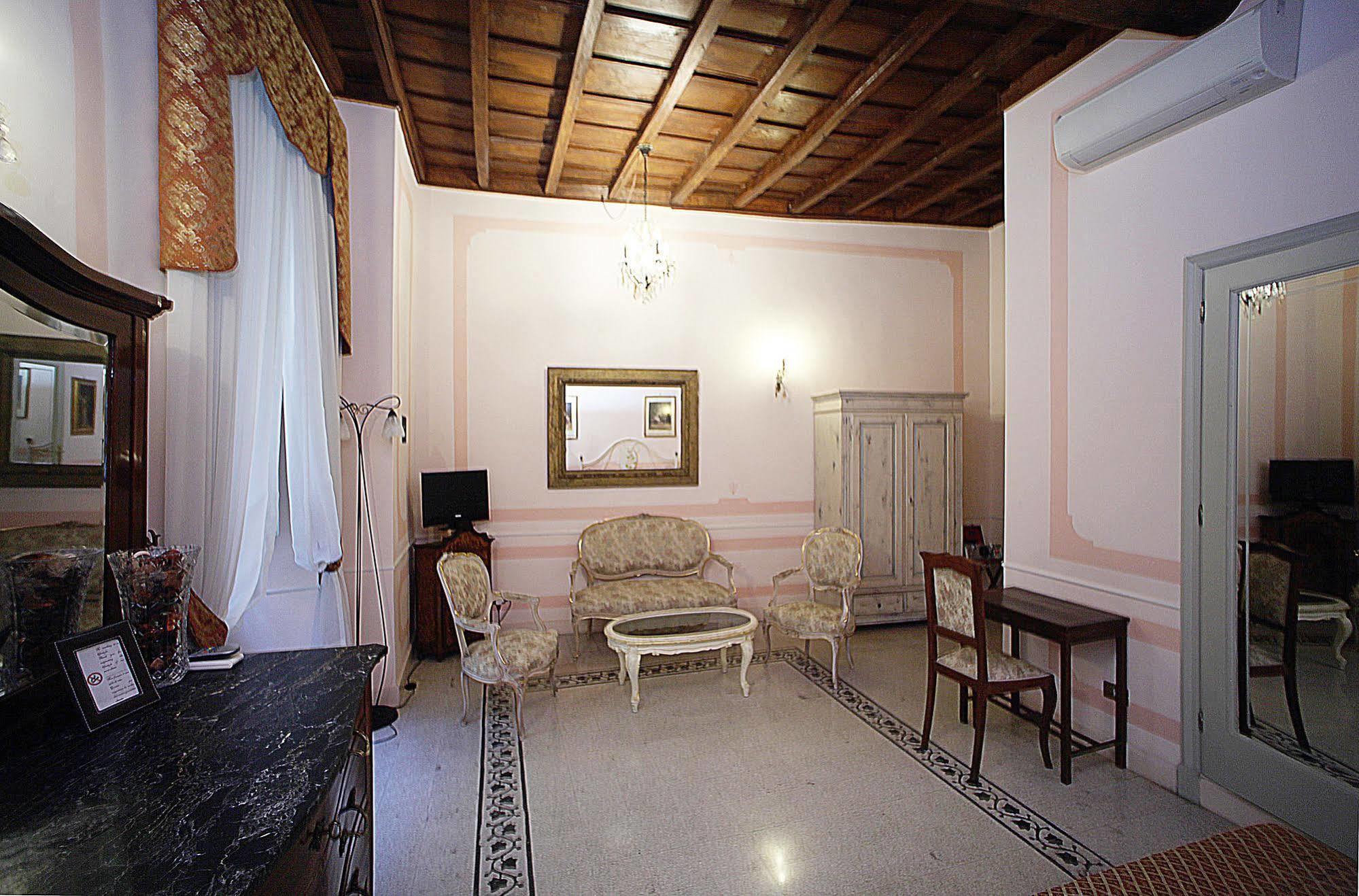 La Maison Dell'orologio Alojamento de Acomodação e Pequeno-almoço 2*