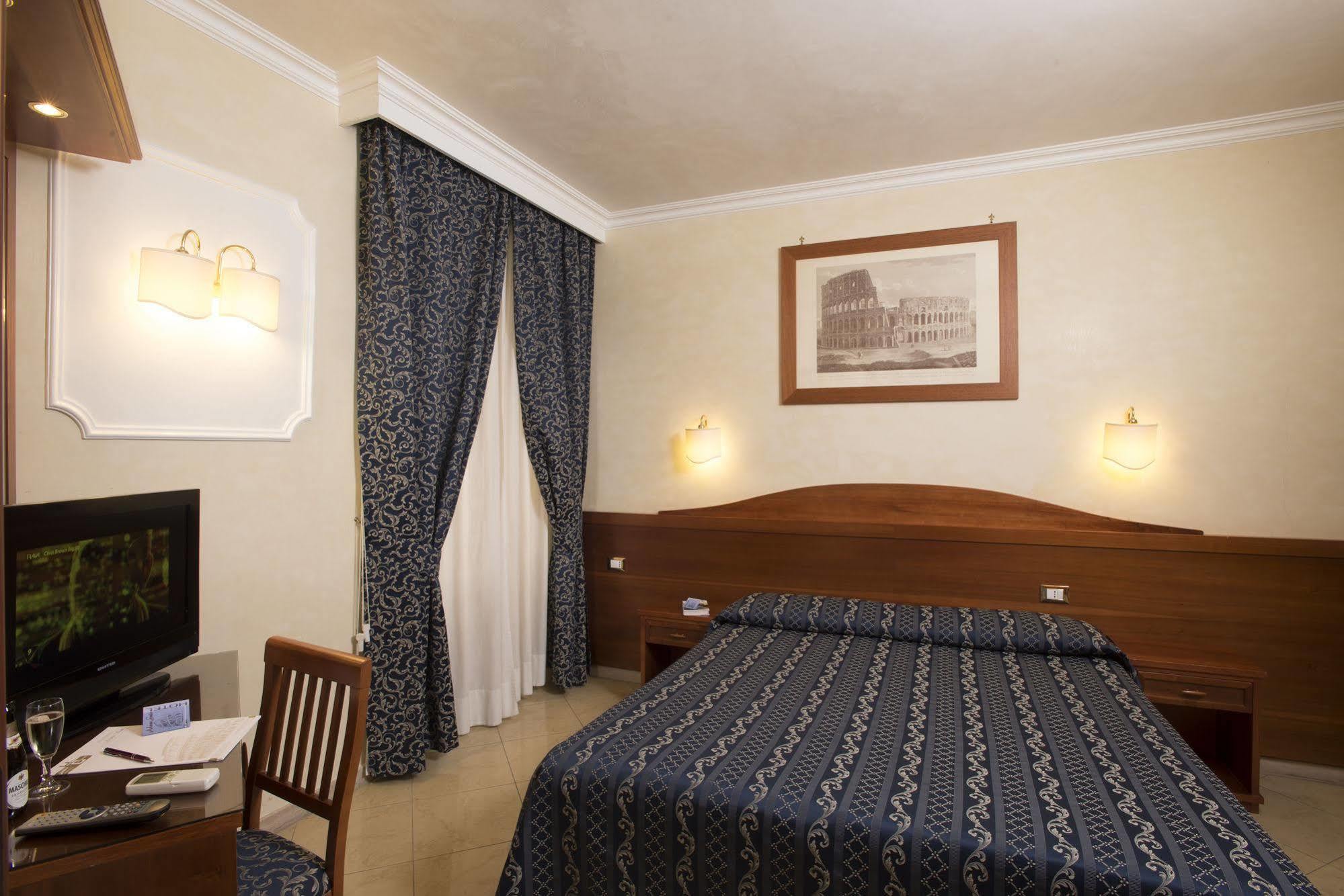 Chicago Hotel 2*