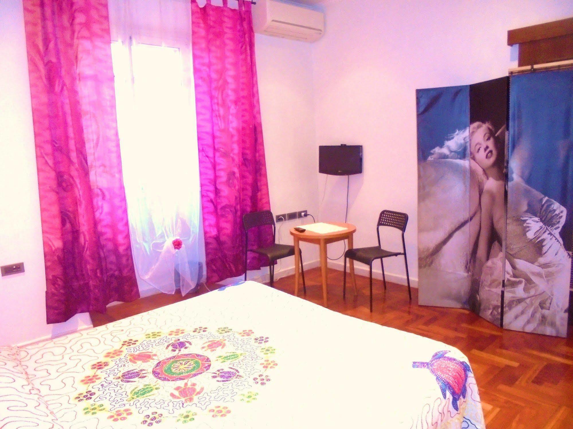 Max House Bed and breakfast 2*