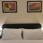 Metro Lodi Apartment