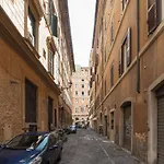 Quiet And Classic On Two Floors, By Trevi Fountain - Fromhometorome