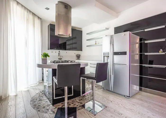 Charme & Luxe 2 Bedroom Apartment City Center