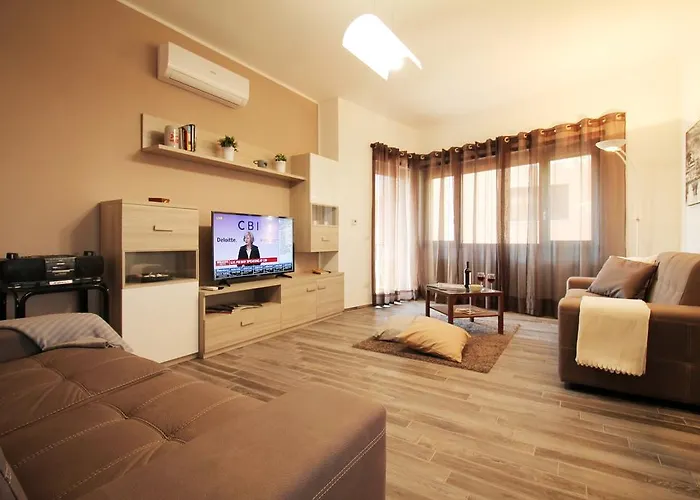 Eur Bright Spacious Terraced Apartment With Private Parking Only For Small Cars