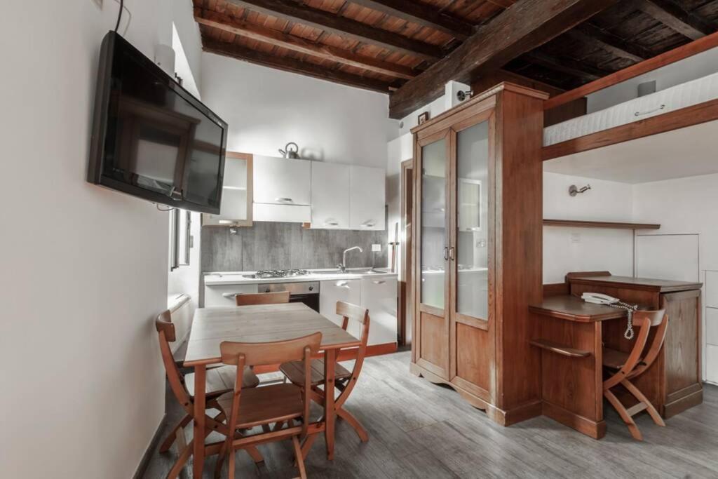 Vicolo Savelli Roma