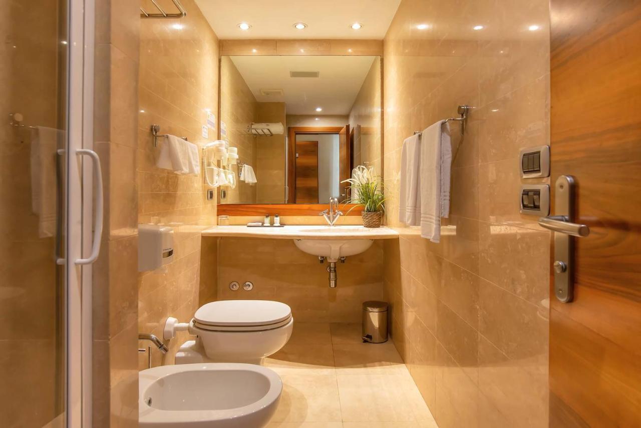 Tritone Hotell