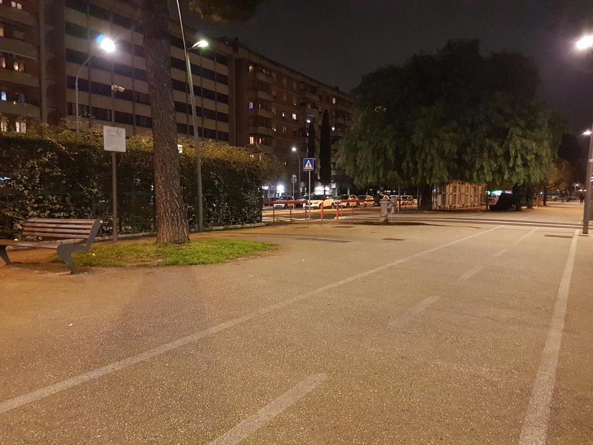Alojamento de Acomodação e Pequeno-almoço Cinecittà Luxury Roma