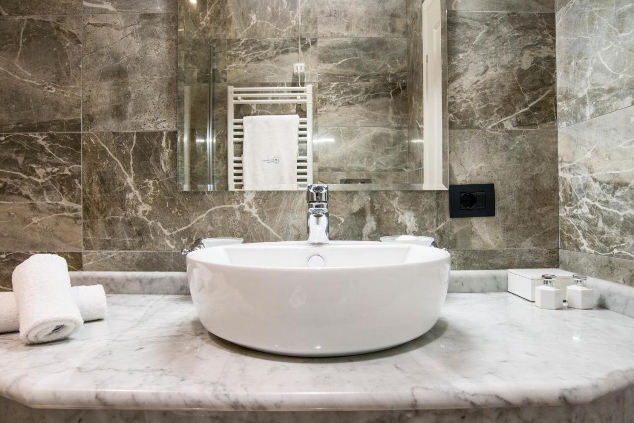 Via Veneto 3* Roma