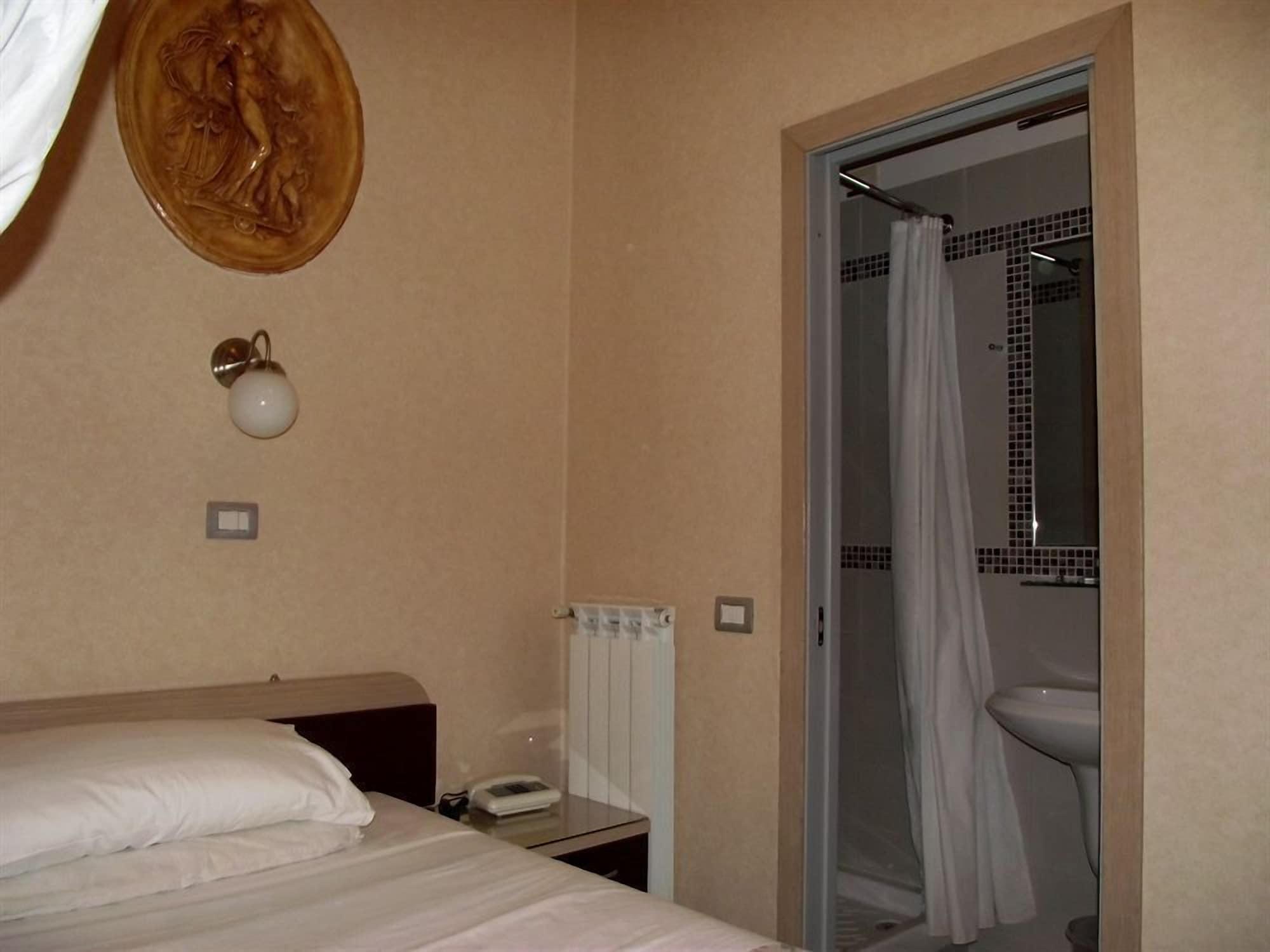 Elide Hotell 3*
