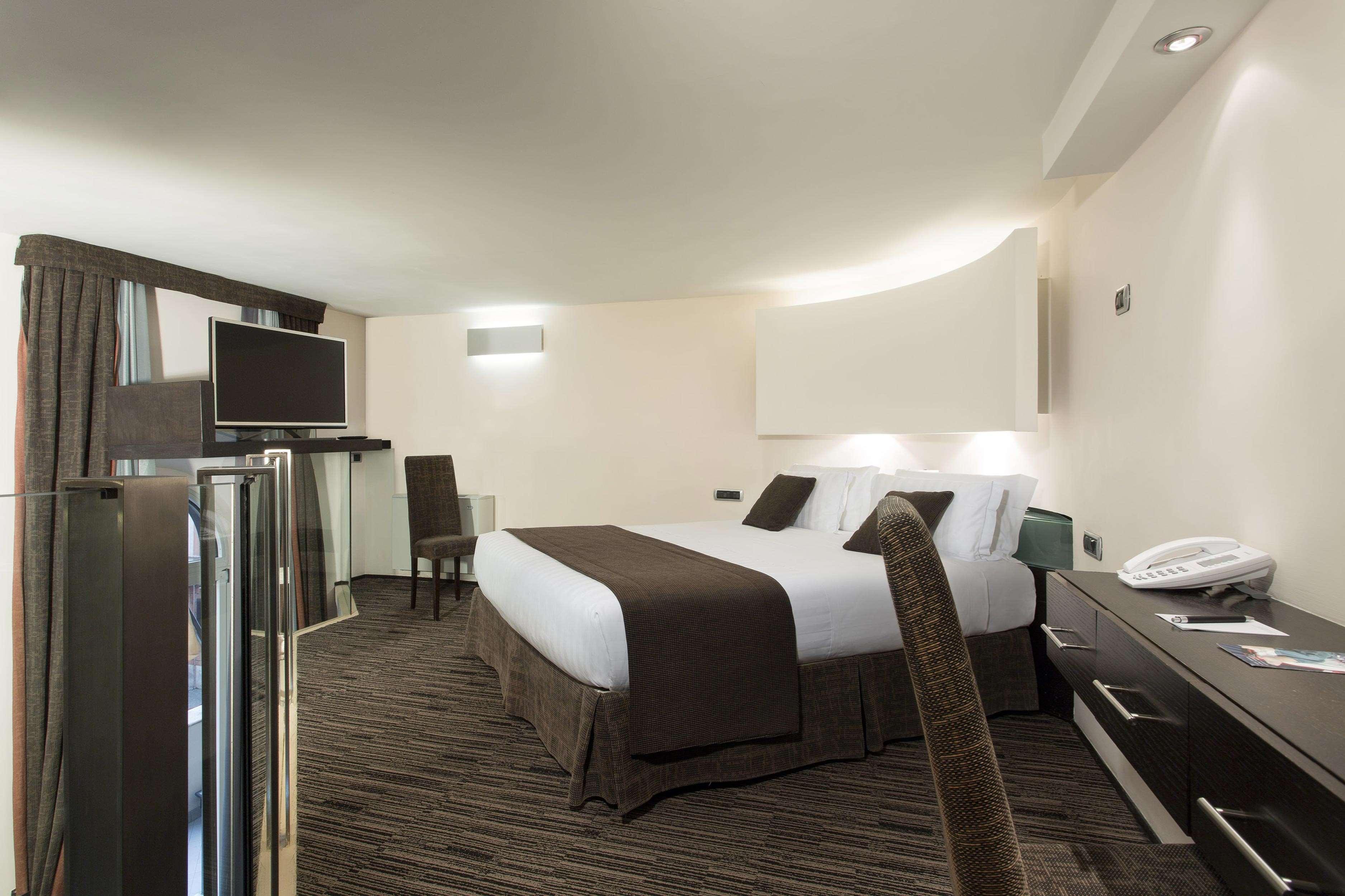 Western Universo 4* Rom