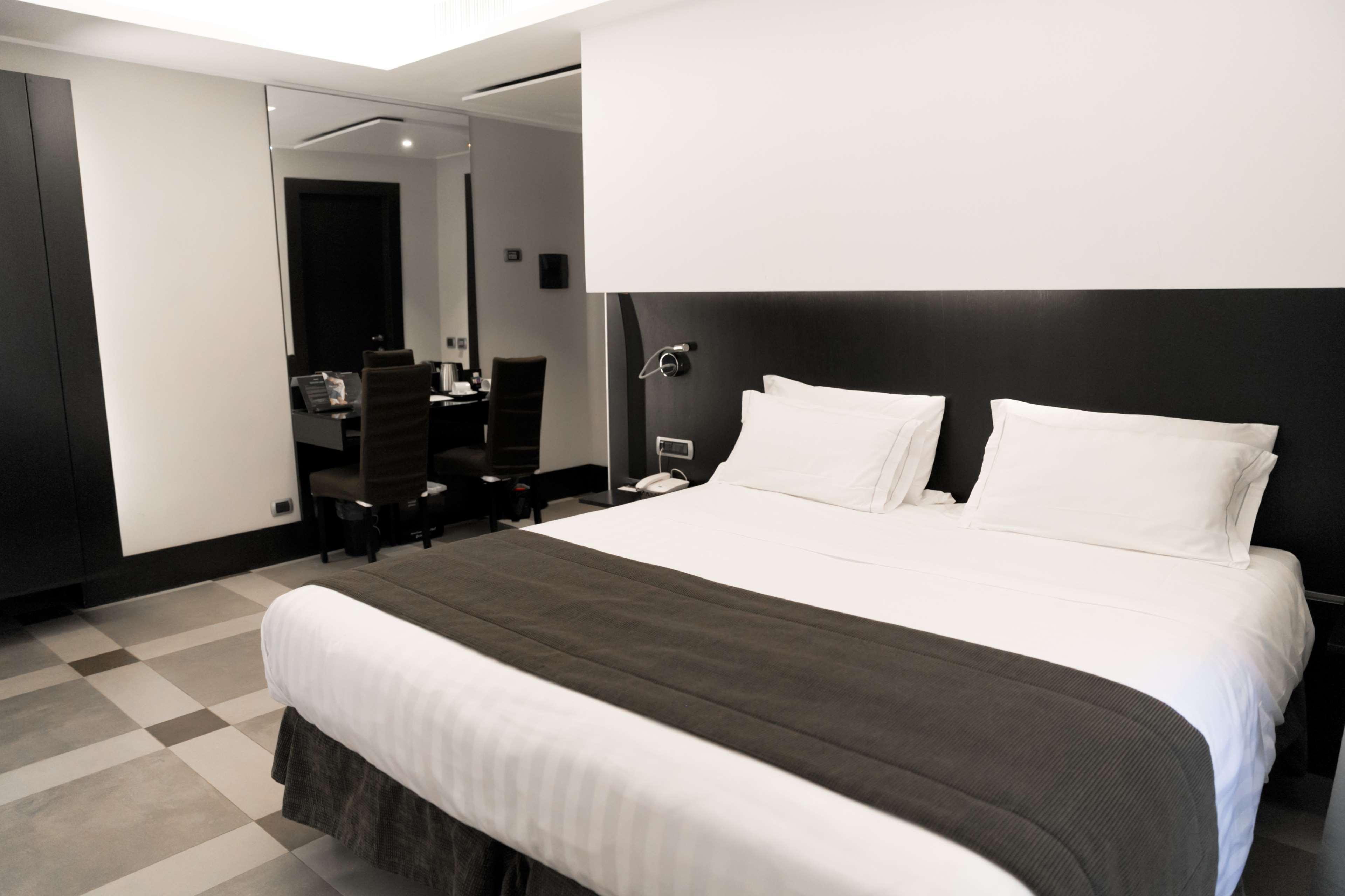 Western Universo 4* Rom