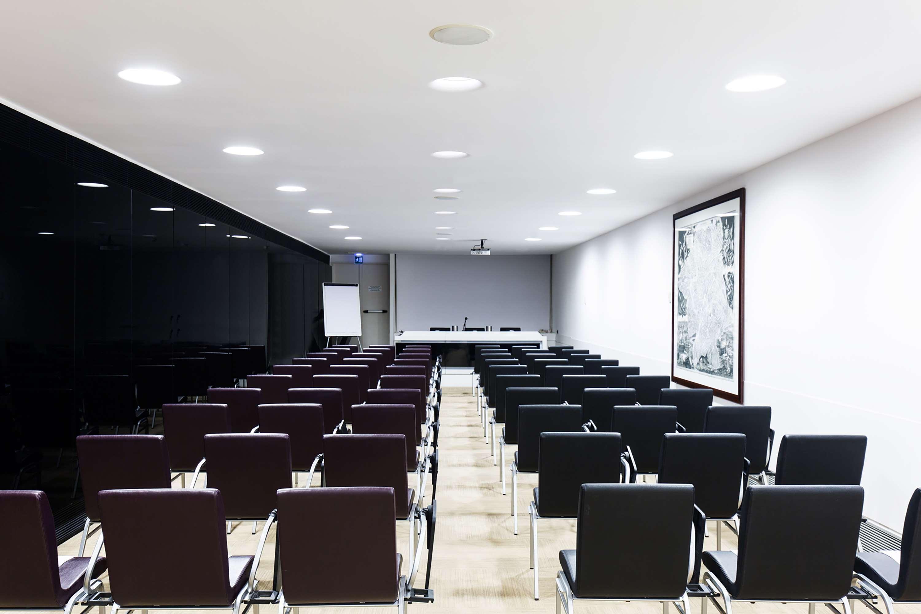 Hilton Garden Claridge Hotell 4*