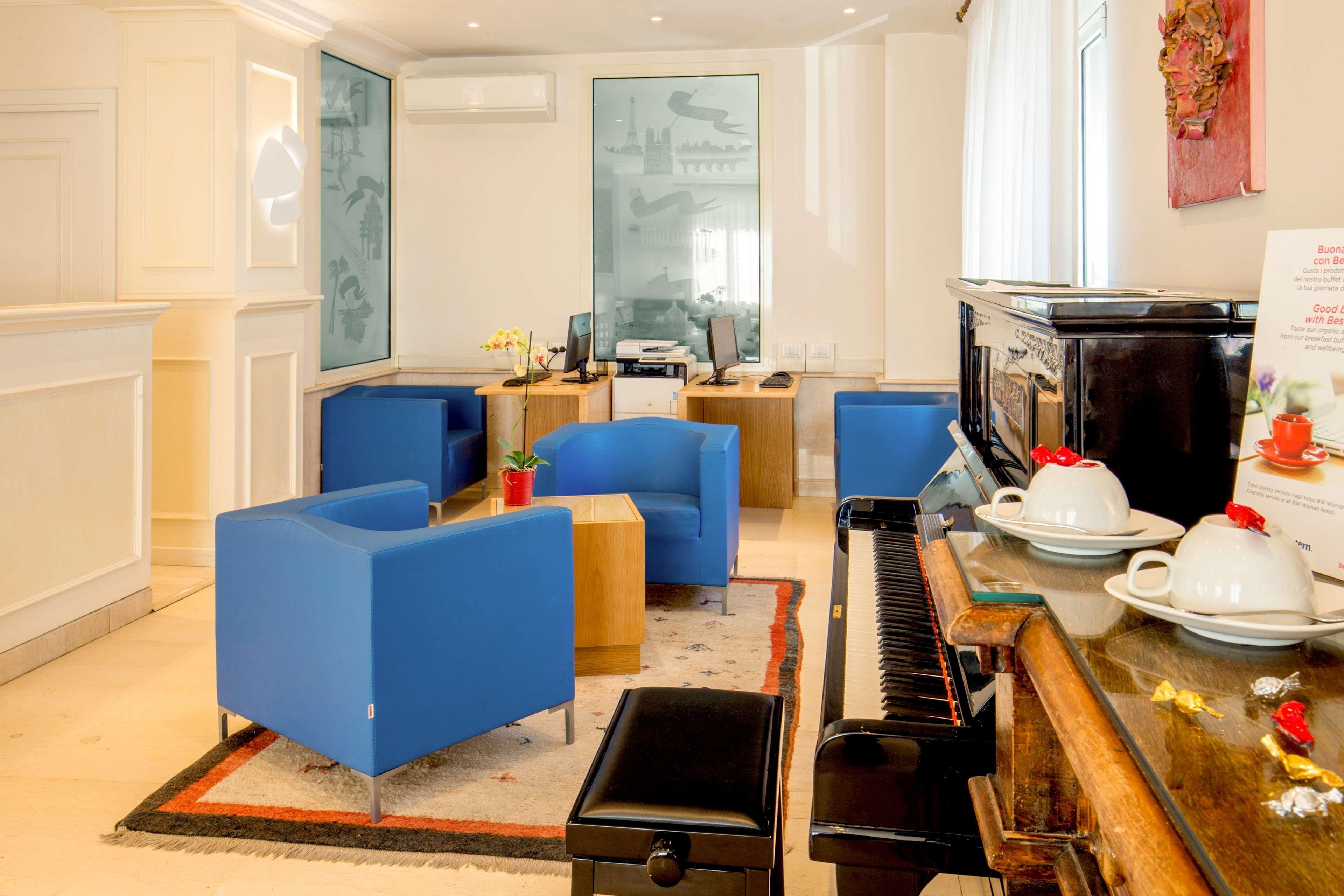 Western Globus Hotell 3*