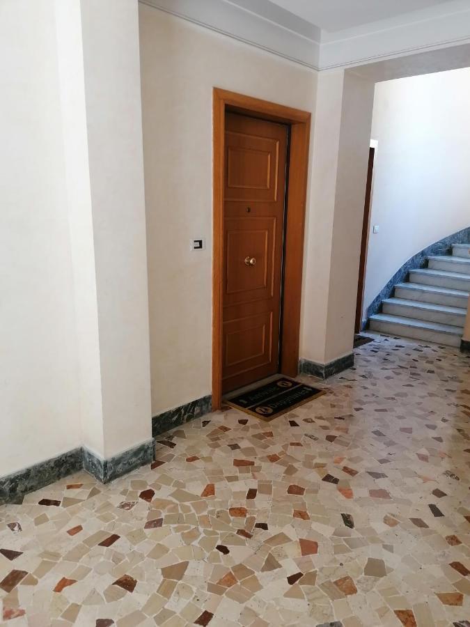 Apartment 4 Rom