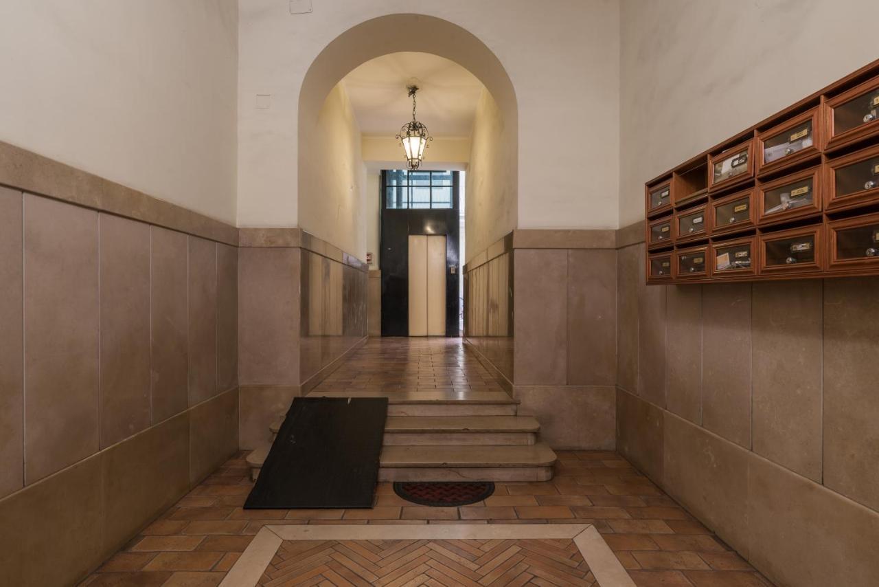 Warm In Ancient Building In Vatican-p S Pietro * Roma